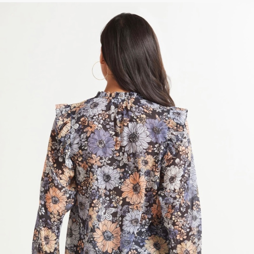 Bb Dakota floral blouse!!! Barely worn - Picture 2 of 3